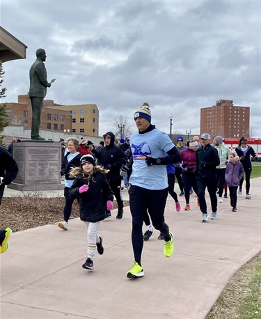 Mayor running with citizens for the Mayor's fitness challenge