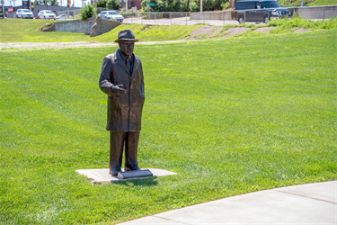 Van-Eps-Statue.png