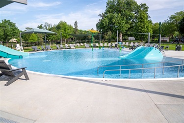 Wading pool ramp entry