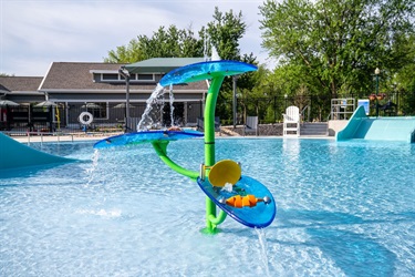 Wading pool water feature fountain