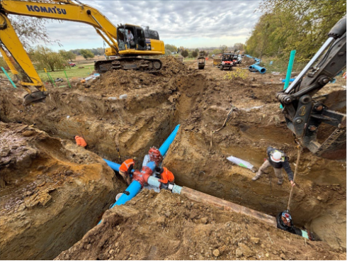 Construction crew installing a watermain cross
